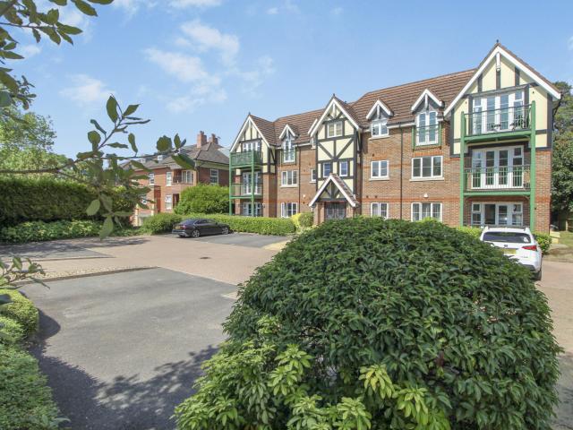 Apartment for rent in Northwood, Greater London
