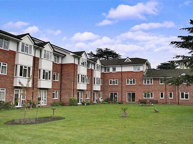 Flat for rent in Addlestone, Runnymede