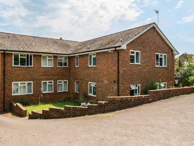 Flat for rent in Farncombe, Waverley