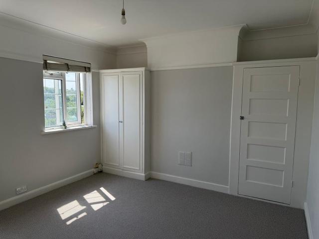 Flat for rent in London Borough of Merton, Raynes Park