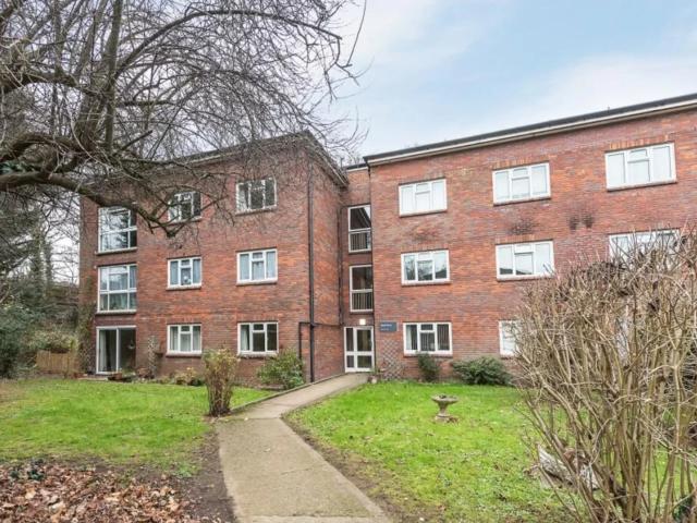 Flat for rent in Batchworth