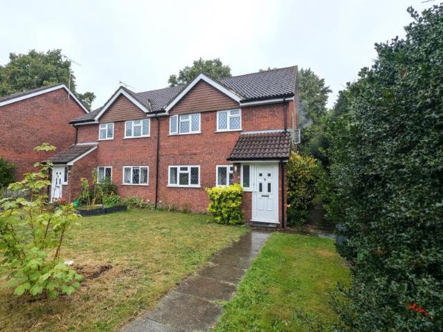 Flat for rent in Lightwater, Surrey Heath