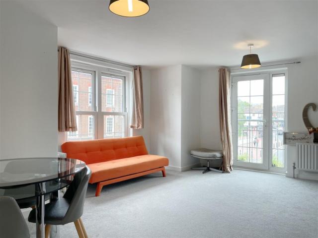 Flat for rent in Brook Street, Bourne Vale