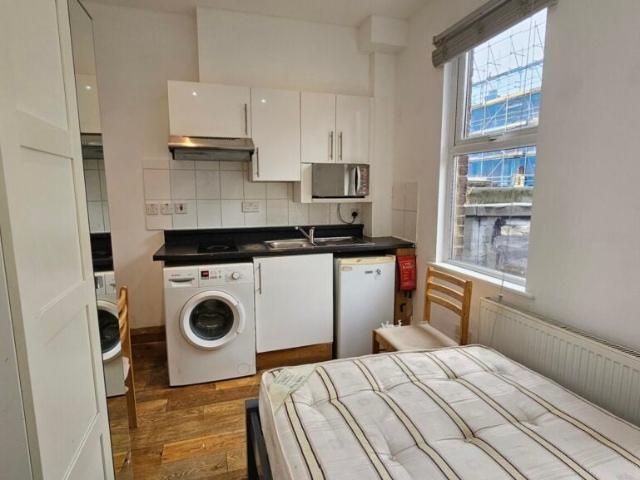 Flat for rent in Brook Green, Greater London