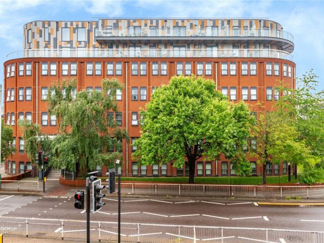 Flat for rent in Rush Green, Greater London