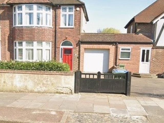 Flat for rent in Middle Park, Greater London