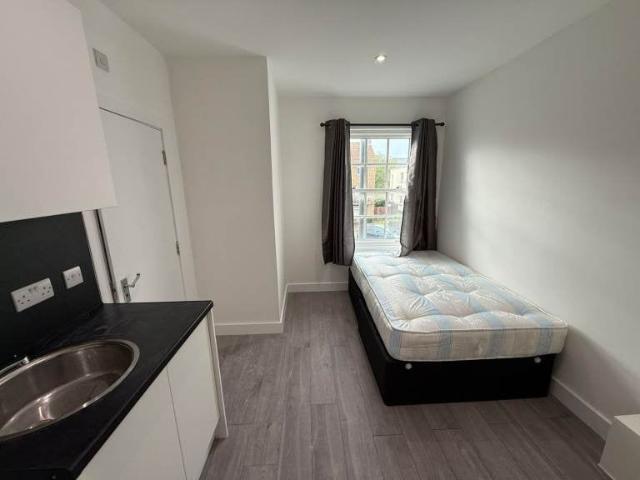 Flat for rent in Harrow On The Hill, Greater London