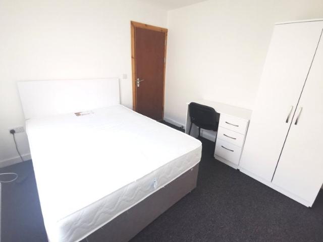 Flat for rent in Nangreaves, Wales