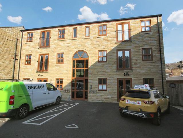 Flat for rent in Cross Stone, Calderdale