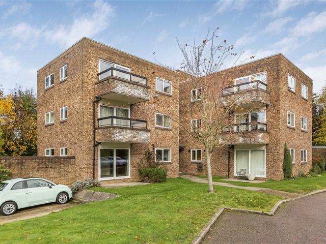 Flat for rent in Hatching Green, Five Acres