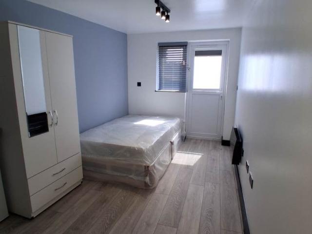Flat for rent in Furzedown, Greater London