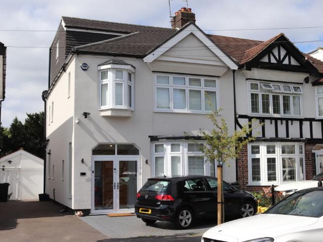 Flat for rent in Clayhall, Greater London