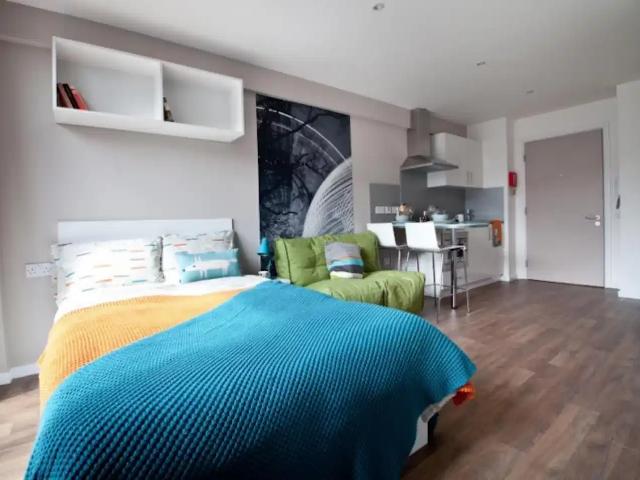Room for rent in Hillside, Leith