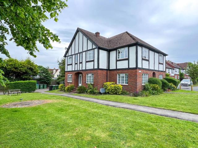Flat for rent in Weybridge, Elmbridge