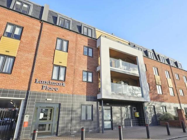 Flat for rent in Denham