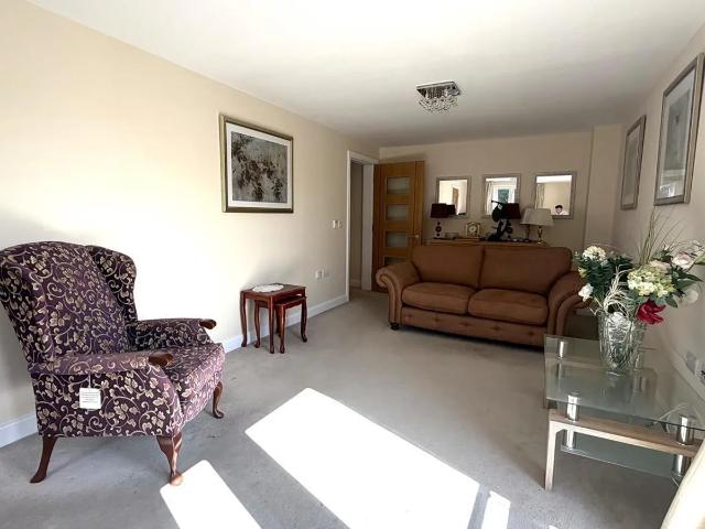 Flat for rent in Denham, Gerrards Cross and Chalfonts Community Board, Denham Garden Village