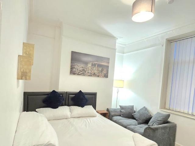 Flat for rent in Elm Park, Calderstones