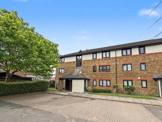 Flat for rent in Worcester Park Estate, Monks Orchard