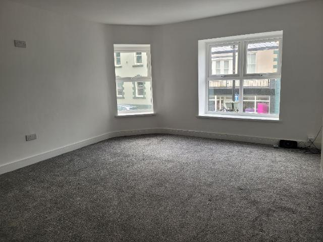 Flat for rent in Sirhowy, Wales