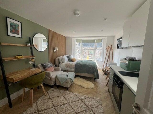 Flat for rent in Lipson, Mount Wise