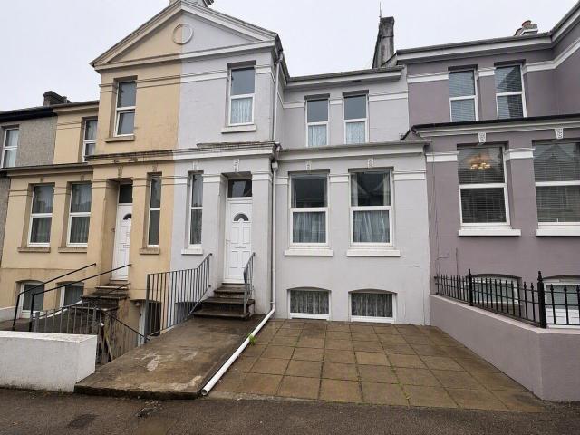 Flat for rent in Lipson, Mount Wise