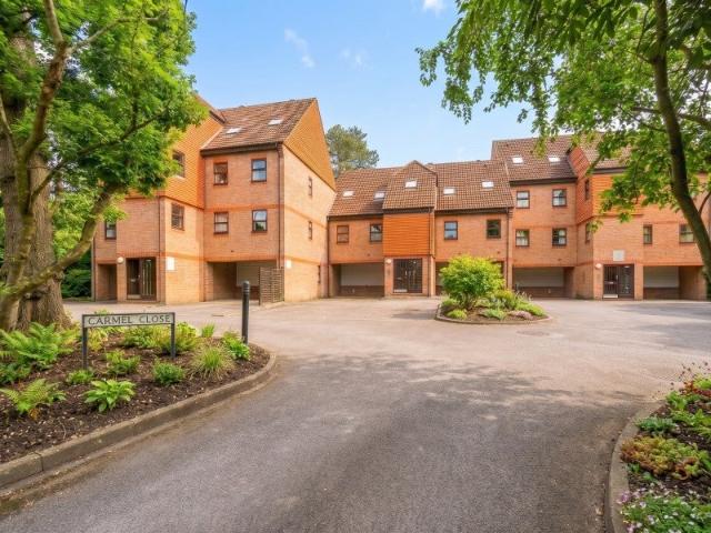 Flat for rent in Horsell, Woking