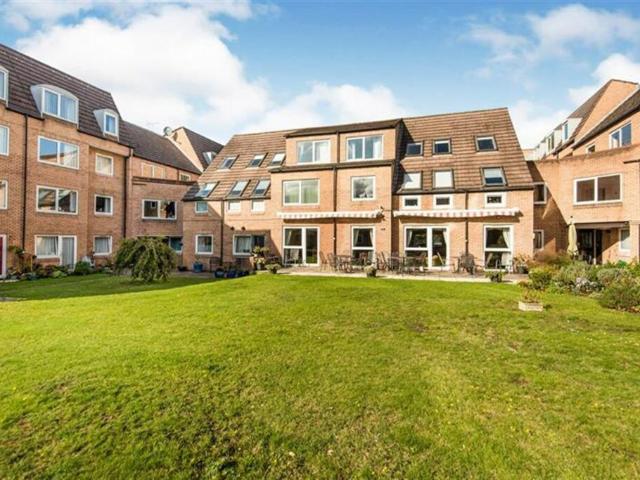 Flat for rent in Horsell, Woking