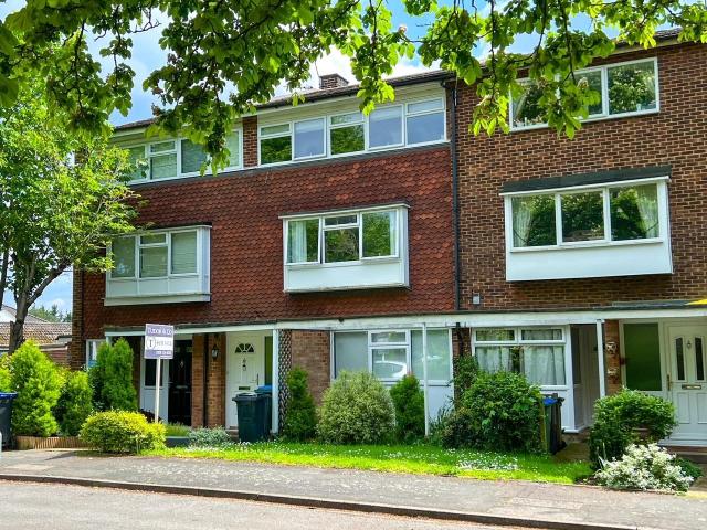 Apartment for rent in Blackhills, Surrey