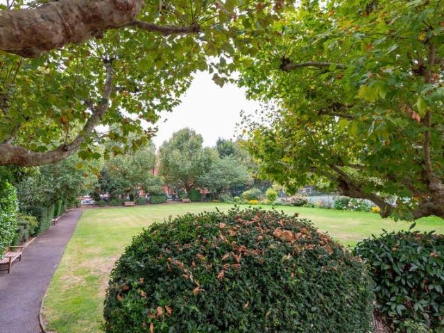 Flat for rent in West Kensington, Greater London