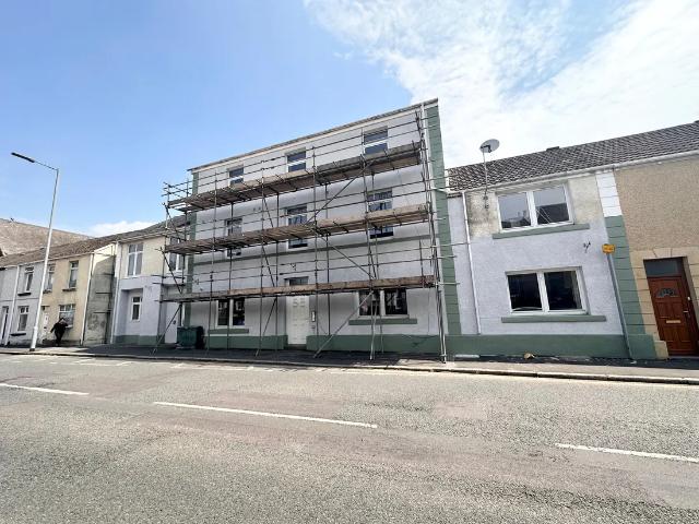 Flat for rent in Plasmarl, Swansea