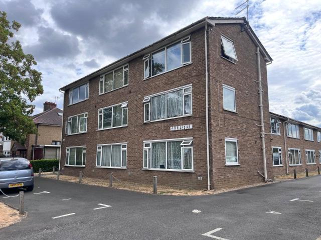 Flat for rent in Whitton, Greater London