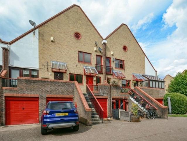 Flat for rent in London Borough of Southwark, Greater London