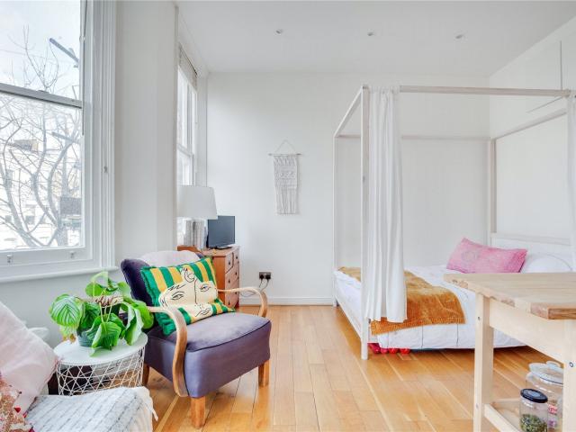 Flat for rent in Brook Green, Greater London