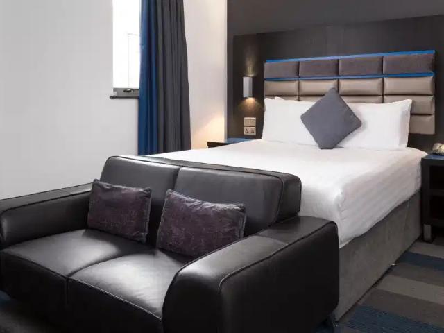 Room for rent in Hough Green, Two Mills