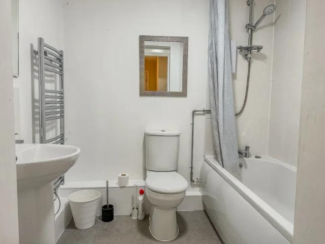 Flat for rent in Thorpe, West Yorkshire