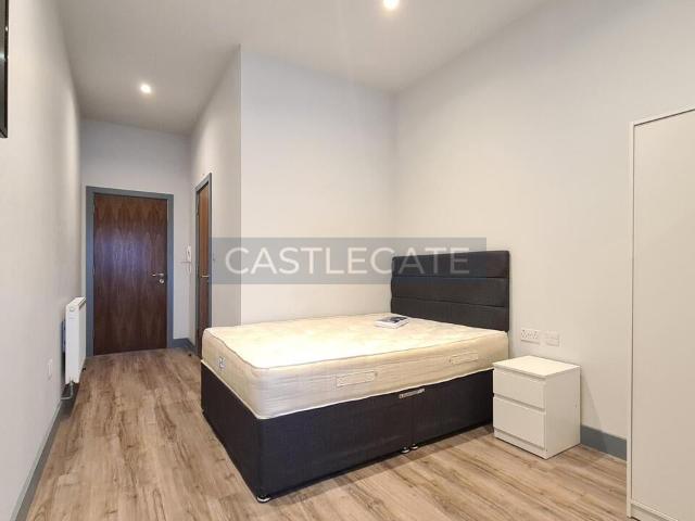 Flat for rent in Paddock, Huddersfield