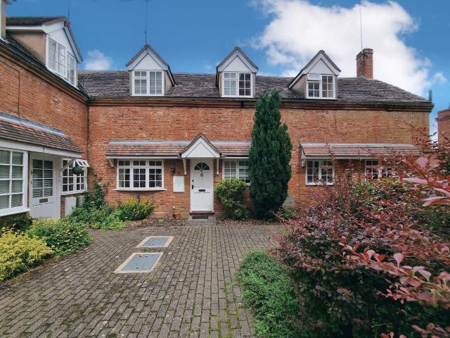 Flat for rent in Ladyes Hills, Green Close