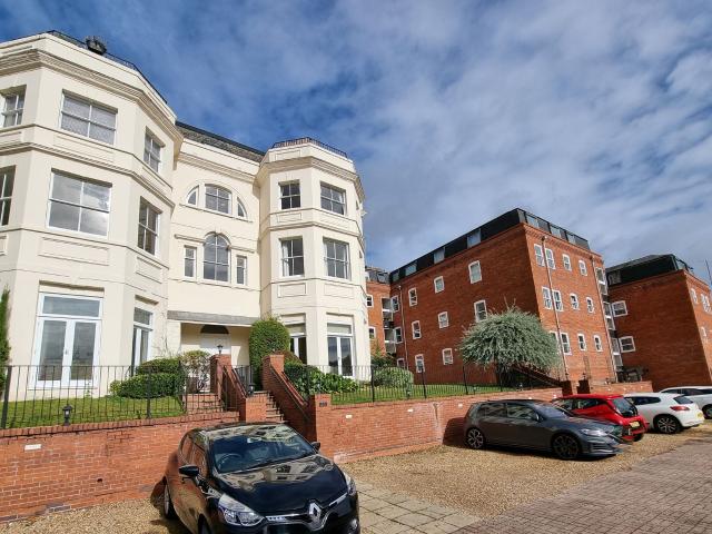 Flat for rent in Ladyes Hills, Green Close