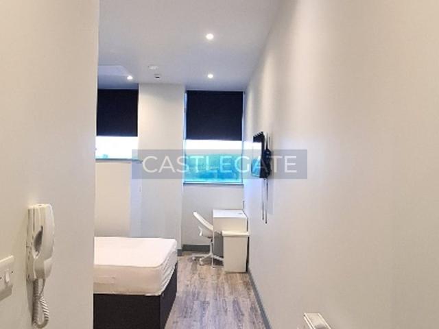 Flat for rent in Paddock, Huddersfield