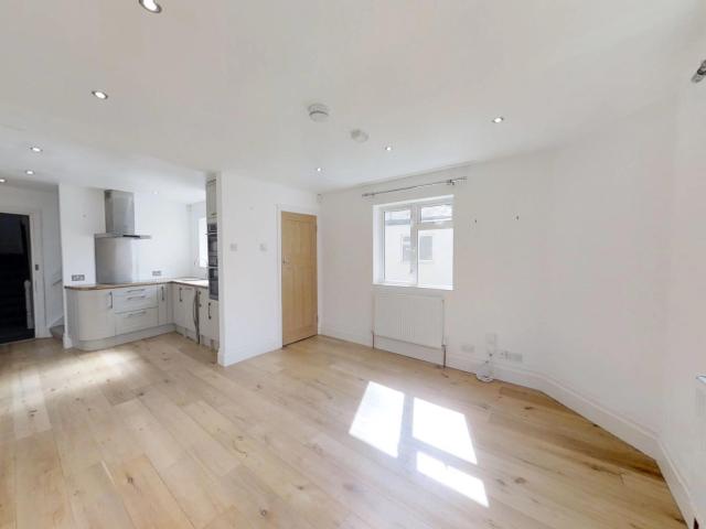 Flat for rent in London Borough of Ealing, Greater London