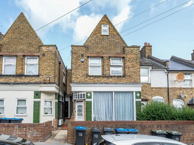Flat for rent in London Borough of Croydon, Norbury