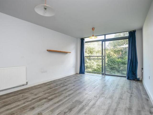 Flat for rent in St Albans, Five Acres