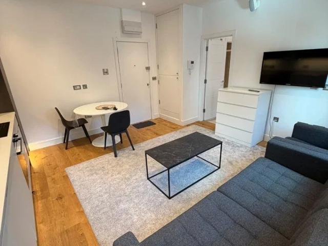 Flat for rent in London Borough of Hillingdon, Greater London
