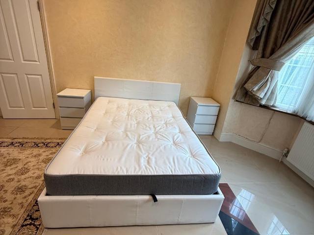 Flat for rent in London Borough of Ealing, Park Royal