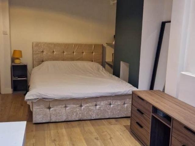 Flat for rent in Chapel End, Highams Park