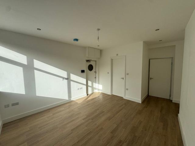 Flat for rent in London Borough of Croydon, Greater London