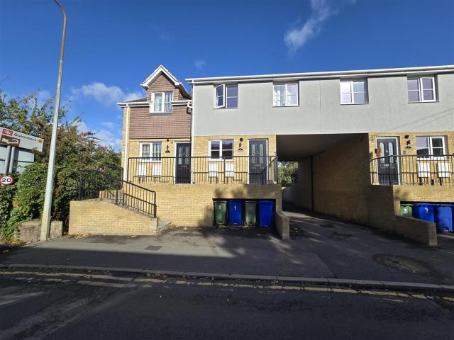 Flat for rent in Oad Street, Kent