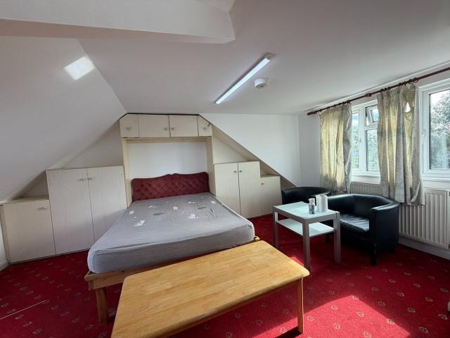 Flat for rent in London Borough of Ealing, Greater London