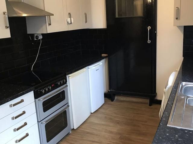 Room for rent in Dixons Green, West Midlands