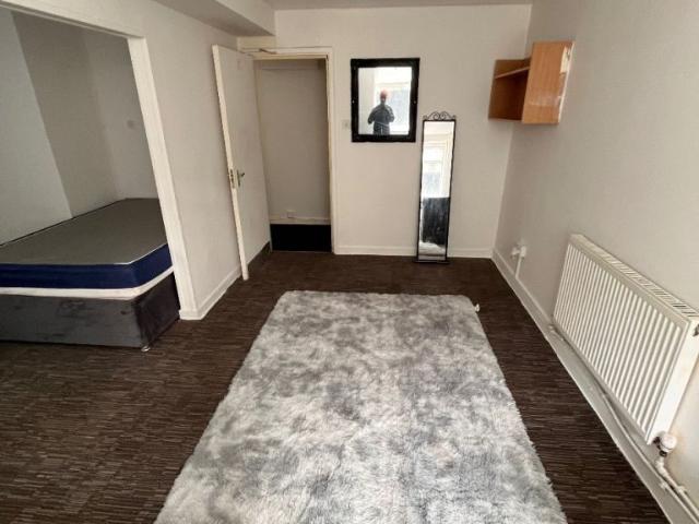 Flat for rent in Calderstones